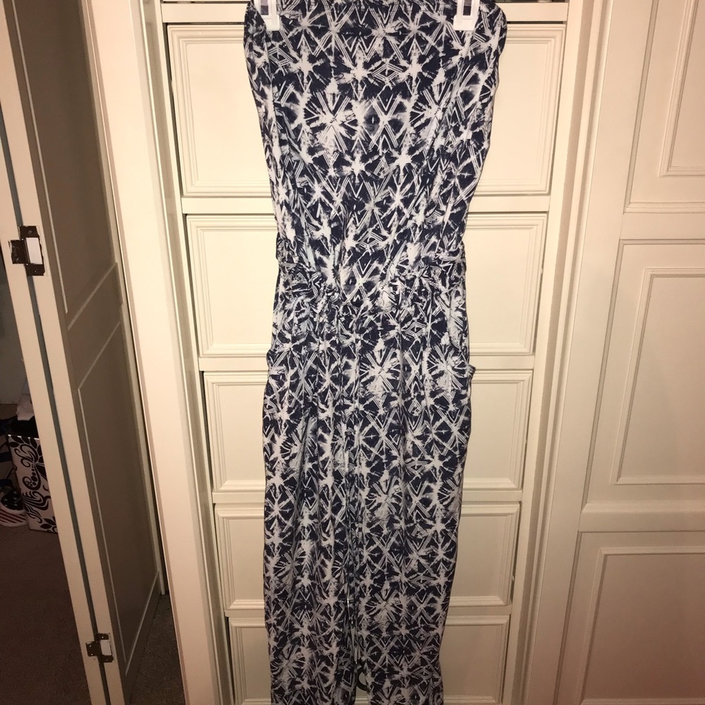 Printed jumpsuit. Strapless.